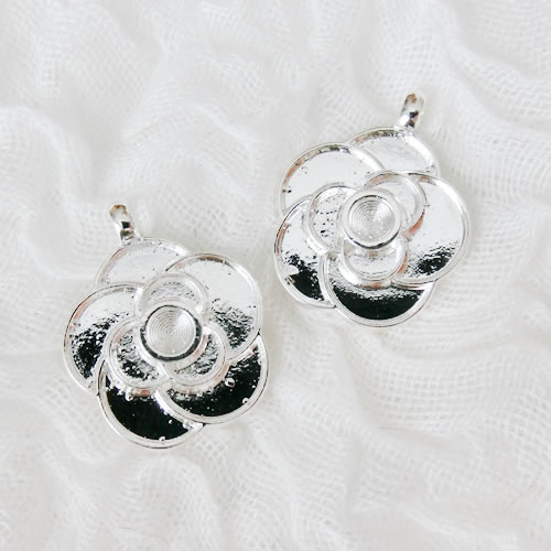 シルバーペンダントトップ ヘッド32 B品 2個 アウトレット カメリア 花 フラワー 最大幅25mm 合金素材 メール便ok ハンドメイド 手作りアクセサリー ジュエリー グルーの土台 粘土グルーデコアクセサリーの土台 シルバーペンダントトップ ヘッド32 B品 2個 アウトレット カメリア 花 フラワー 最大幅25mm 合金素材 メール便ok ハンドメイド 手作りアクセサリー ジュエリー グルーの土台 粘土グルーデコアクセサリーの土台