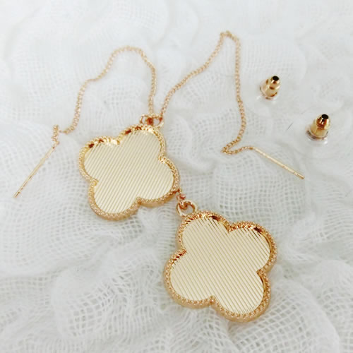 ピアス　18 花 四つ葉 ゴールド