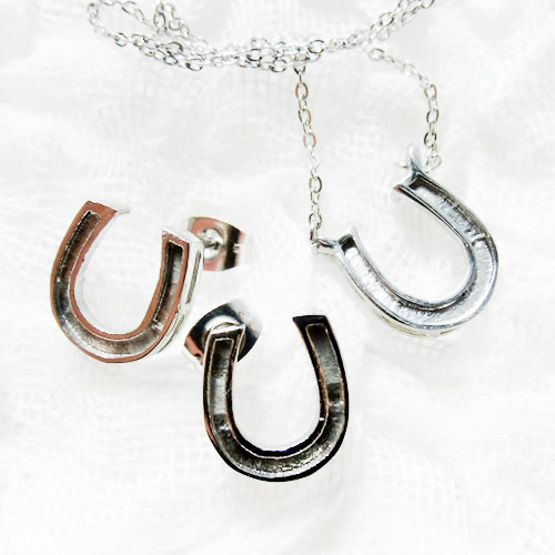 ステンレス　ネックレス　ピアス　蹄鉄　ゴールド　シルバー