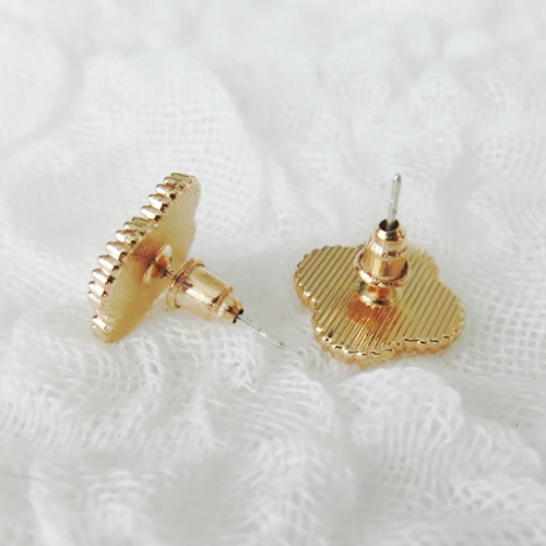 スタッドピアス　16 花 四つ葉 ゴールド