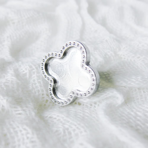 ステンレス スタッドピアス 19 四つ葉