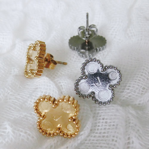 スタッドピアス22 四つ葉 よつば 花 フラワー ステンレス