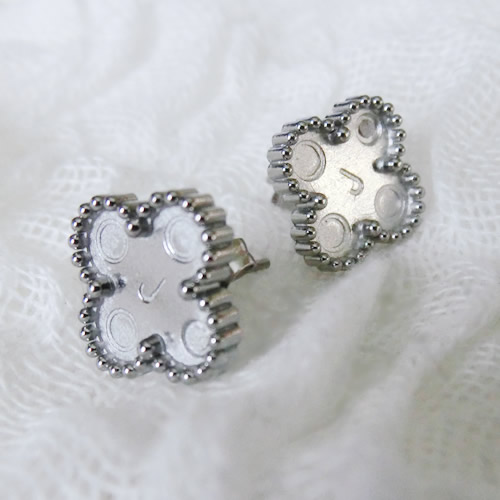 スタッドピアス22 四つ葉 よつば 花 フラワー ステンレス