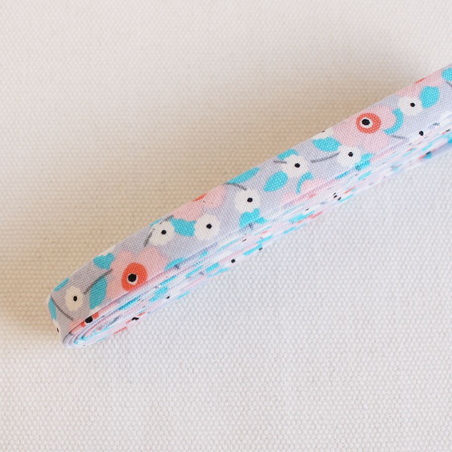 ▼▼▼▼▼【在庫限りOUTLET】バイアステープ/12mm巾・ふちどり(４ツ折)　13 Peony blossom bloom　【2.5m巻】　バイヤステープ/コットン/裾上げ/縁しまつ/縁どり/入園入学　【デコレクションズ】【メール便対応】