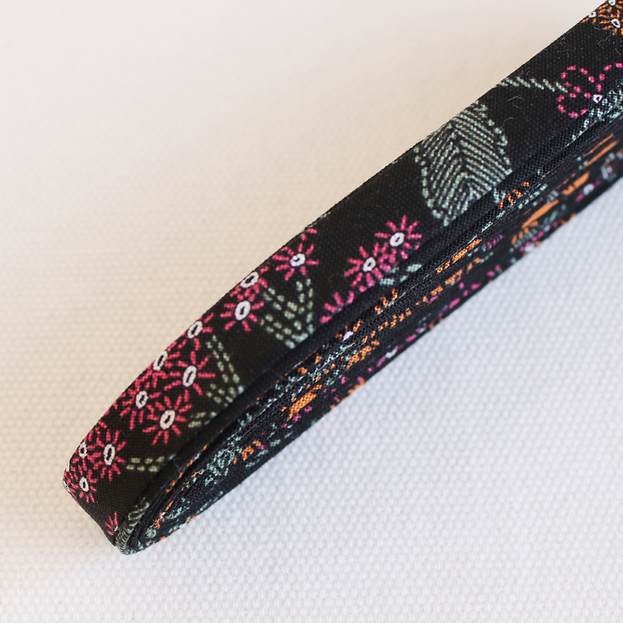 バイアステープ/12mm巾・ふちどり(４ツ折)　15 スターチス - ブラック　【2.5m巻】　バイヤステープ/コットン/裾上げ/縁しまつ/縁どり/入園入学　【デコレクションズ】【メール便対応】