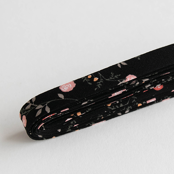 ▼▼▼▼▼【在庫限りOUTLET】バイアステープ/12mm巾・ふちどり(４ツ折)　20 Mini rose　【2.5m巻】　バイヤステープ/コットン/裾上げ/縁しまつ/縁どり/入園入学　【デコレクションズ】【メール便対応】