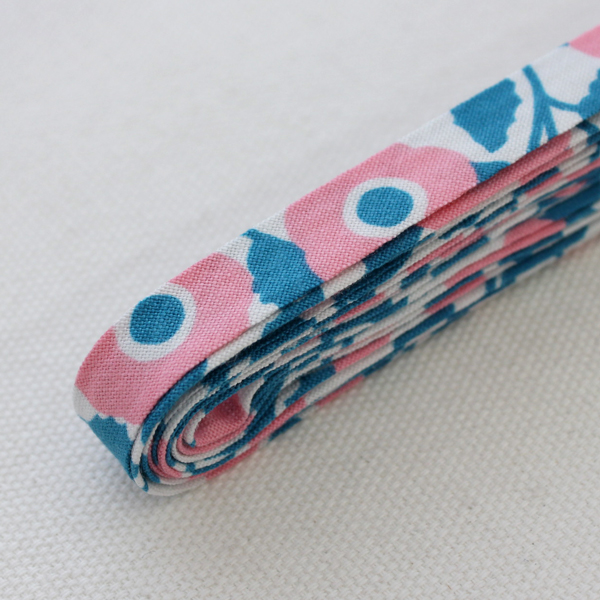 バイアステープ/12mm巾・ふちどり(４ツ折)　46 ガーデンフラワー　【2.5m巻】　バイヤステープ/コットン/裾上げ/縁しまつ/縁どり/入園入学　【デコレクションズ】【メール便対応】