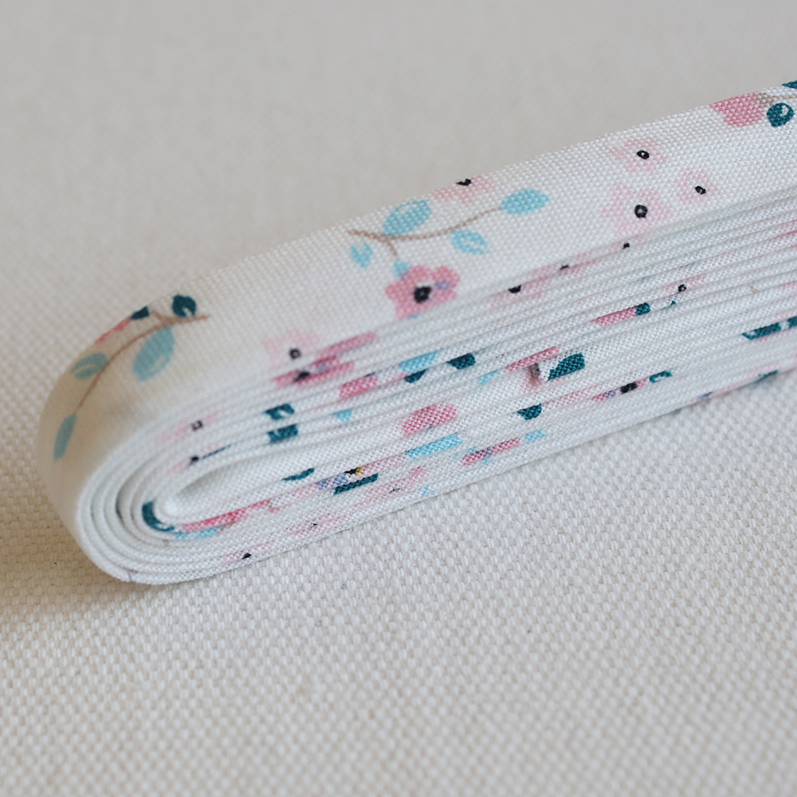 バイアステープ/12mm巾・ふちどり(４ツ折)　64 DELIGHT　【2.5m巻】　バイヤステープ/コットン/裾上げ/縁しまつ/縁どり/入園入学　【デコレクションズ】【メール便対応】