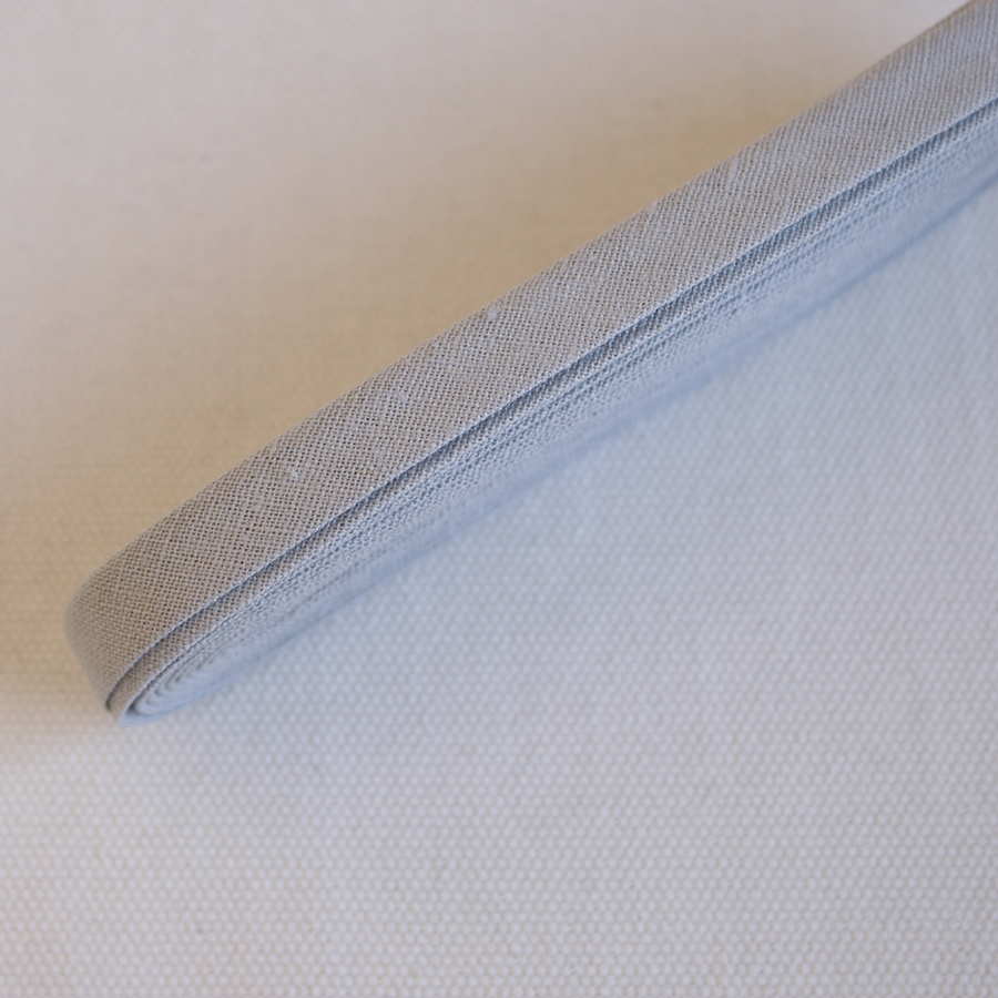 バイアステープ/12mm巾・ふちどり(４ツ折)　無地ハーフリネン 04 シャンパングレー　【2.5m巻】　バイヤステープ/コットン/裾上げ/縁しまつ/縁どり/入園入学　【デコレクションズ】【メール便対応】