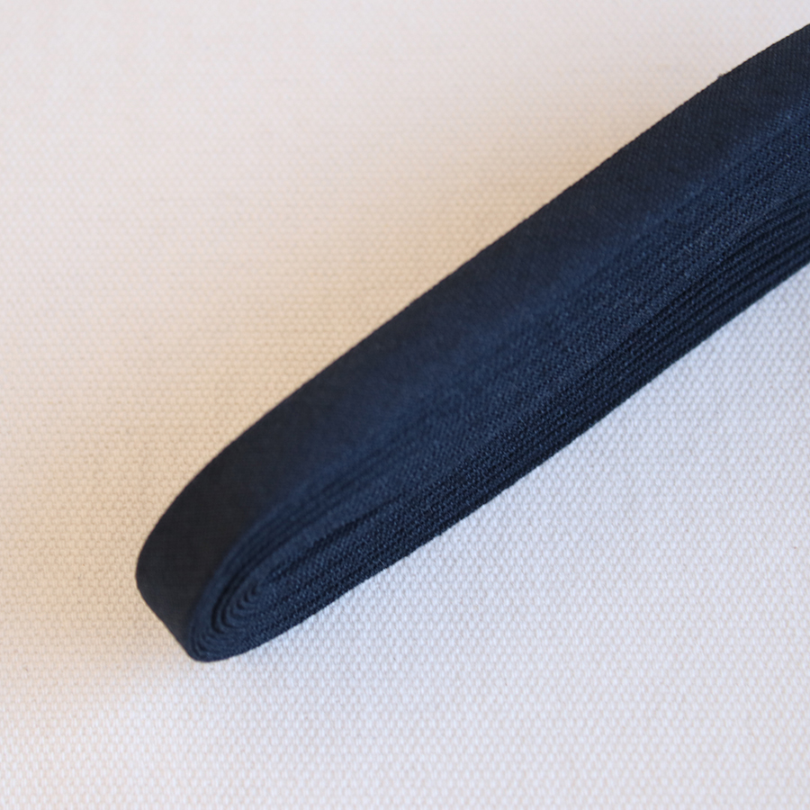 バイアステープ/12mm巾・ふちどり(４ツ折)　無地ハーフリネン 21 ディープネイビー　【2.5m巻】　バイヤステープ/コットン/裾上げ/縁しまつ/縁どり/入園入学　【デコレクションズ】【メール便対応】