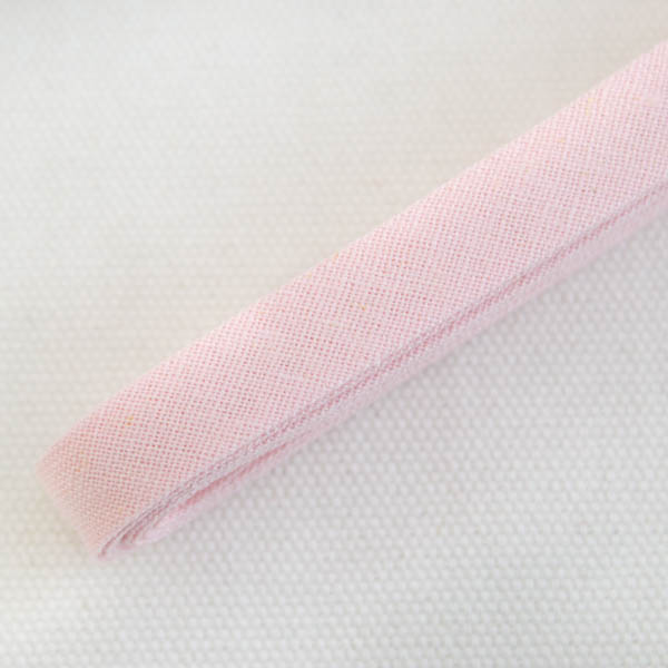 バイアステープ/12mm巾・ふちどり(４ツ折)　無地ハーフリネン 16　ベビーピンク　【2.5m巻】　バイヤステープ/コットン/裾上げ/縁しまつ/縁どり/入園入学　【デコレクションズ】【メール便対応】