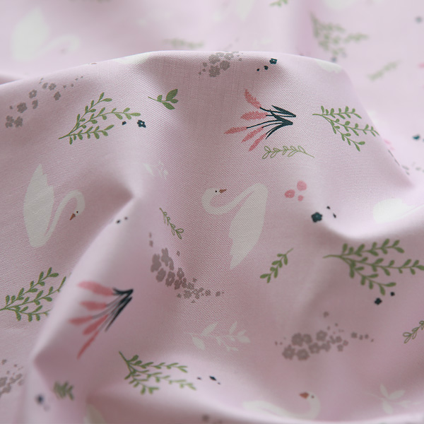生地・布・入園入学 ≪ Floral swan - ベリー ≫コットン/幅110cm 【10cm単位販売】