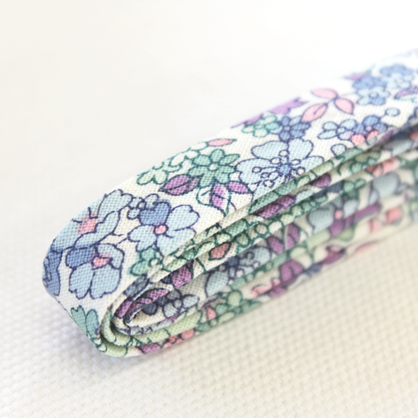 バイアステープ/12mm巾・ふちどり(４ツ折)　02 FORGET ME NOT - blue　【2.5m巻】　バイヤステープ/コットン/裾上げ/縁しまつ/縁どり/入園入学　【デコレクションズ】【メール便対応】
