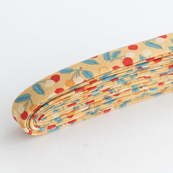 ▼▼▼▼▼【在庫限りOUTLET】バイアステープ/12mm巾・ふちどり(４ツ折)　37 Cherry bijou　【2.5m巻】　バイヤステープ/コットン/裾上げ/縁しまつ/縁どり/入園入学　【デコレクションズ】【メール便対応】