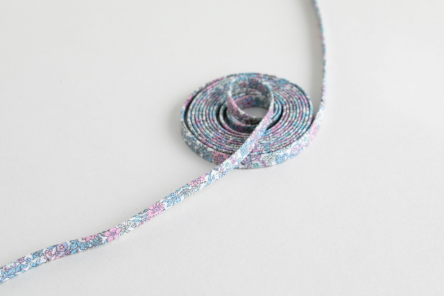4つ折りループひも ≪ A tiny flower - fade ≫ コットン/7mm幅 デ
