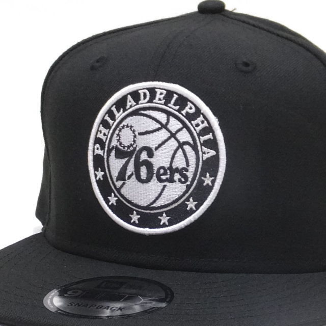 NEW ERA ニューエラ フラットバイザーキャップ 9FIFTY フィラデルディア・セブンティシクサーズ ブラック×ホワイト 11876724