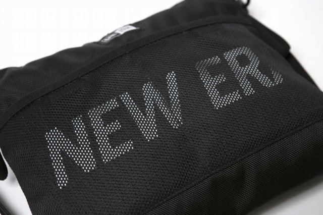 NEW ERA ニューエラ サコッシュ プリントロゴ ブラック × ホワイト 11901491