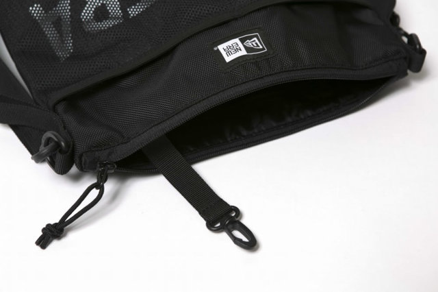NEW ERA ニューエラ サコッシュ プリントロゴ ブラック × ホワイト 11901491