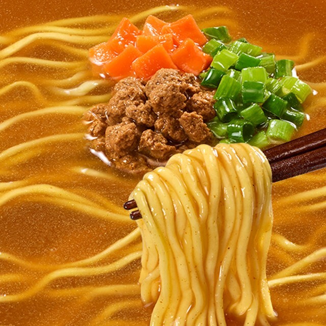 【調理イメージ】スーパーカップ1.5倍×ROF‐MAO　トマトカレー味ラーメン