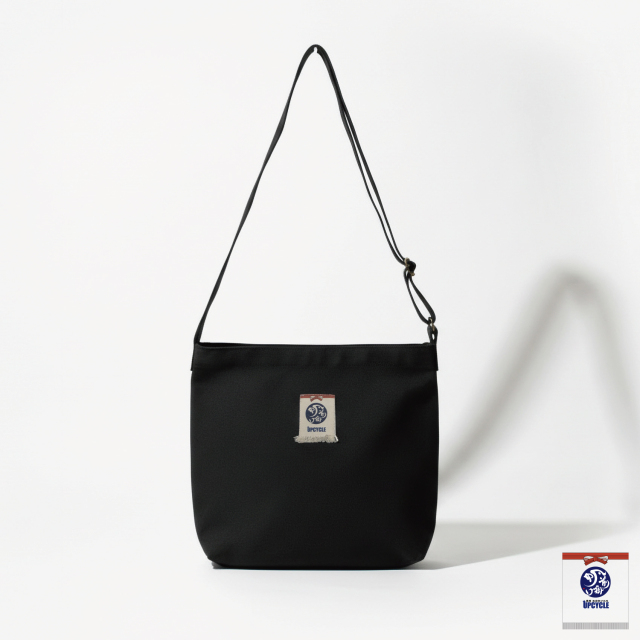 UPCYCLE豊橋帆前掛け生地使用 斜めがけショルダーバッグ マグネットボタン　黒