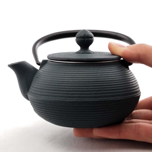送料無料】 急須 5型線引 ダマン青 650ml / 岩鋳 取っ手付き 茶こし