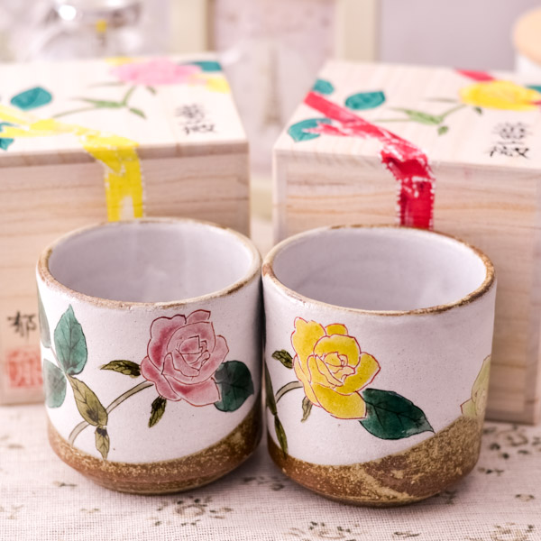 【送料無料】九谷焼 色いろカップ 薔薇 ペア≪在庫確認後、通常即日で出荷≫ ( 和窯 色いろカップ 木箱名入れ有料 父の日 プレゼント 初任給 焼酎グラス ビアカップ ビールグラス セット 九谷焼 )