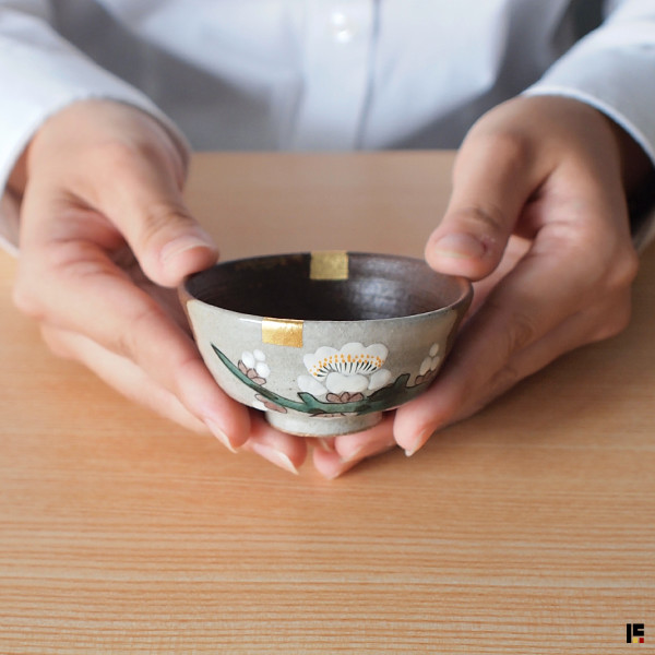 名品の陶器、九谷焼陶器酒器。九谷焼の酒器.一対。木箱入り。 送料無料】 酒器セット 紅白梅金箔 / 酒器 とっくり おちょこ 日本酒