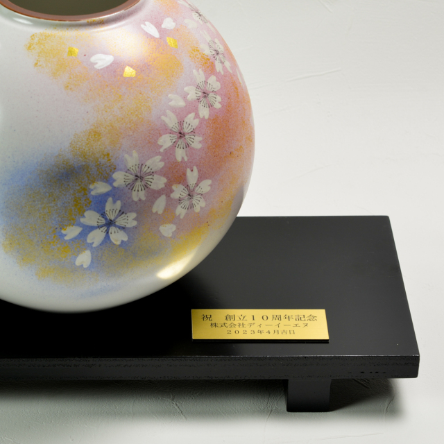 額に飾られた焼きもの 額に飾られた焼きもの