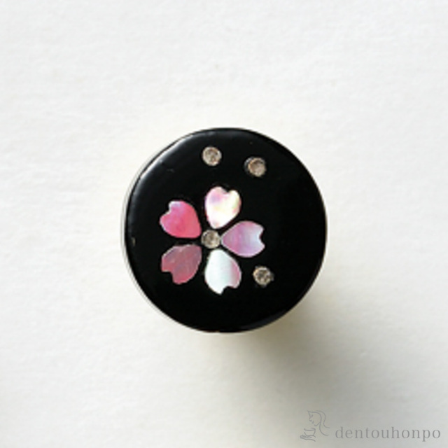 【送料無料】うるしピンズ 丸型 ラデンさくら 黒≪在庫確認後、7営業日程で出荷≫ ( おしゃれ かわいい ピン アクセサリー ギフト 越前漆器 )