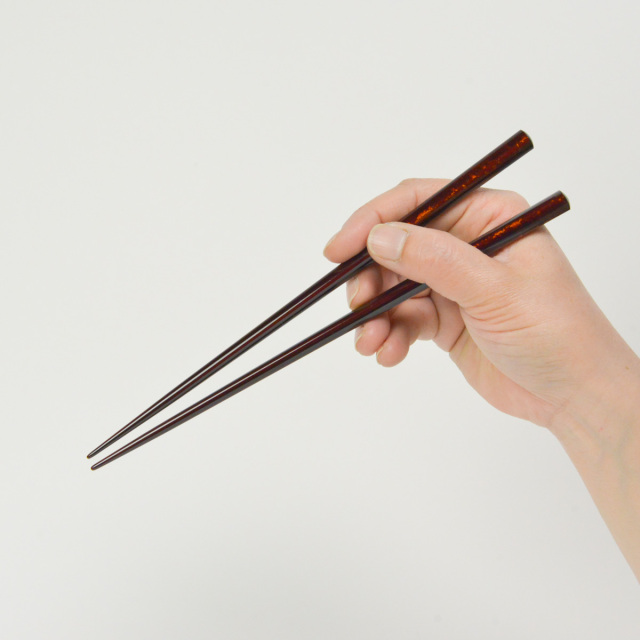 送料無料】 夫婦箸 箸置付 箔白檀 食洗機対応 木箱入り / 初任給