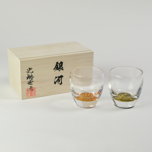 送料無料】 冷酒グラス ダルマ型 銀河 ペア 木箱入り / 初任給