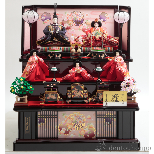 名入れ木札無料 【送料無料】雛人形 木製三段・五人飾り 段織衣装着人形 幅 80cm 顔紙・収納用ふくさ・防虫剤付き≪在庫確認後、10~14営業日程で出荷≫ ( 久月 ひな人形 お雛様 おしゃれ ひなまつり 人気 江戸節句人形 )