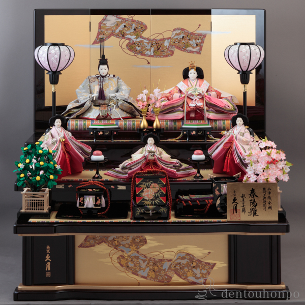 名入れ木札無料 【送料無料】雛人形 木製三段・五人飾り 西陣織金襴・春陽雛 駿河古典蒔絵 幅 105cm 名入りプレート・顔紙・収納用ふくさ・防虫剤付き≪在庫確認後、4~7営業日程で出荷≫ ( 久月 ひな人形 お雛様 おしゃれ ひなまつり 人気 江戸節句人形 )