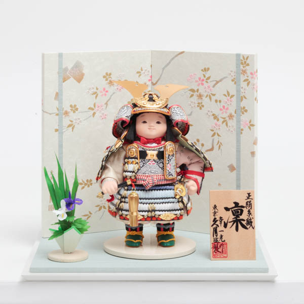 名入れ木札無料 【送料無料】五月人形 鎧着大将飾り 正絹赤中紺縅 幸一光作 幅 40cm 丸台・鯉かざり付き≪在庫確認後、10~14営業日程で出荷予定≫ ( 久月 五月人形 兜 コンパクト おしゃれ こいのぼり 人気 江戸節句人形 )