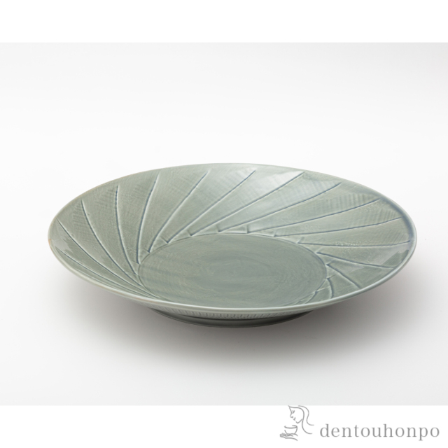 【送料無料】彫刻紋〈藍墨〉 24ｃｍ皿 斜め彫≪在庫確認後、10~14営業日程で出荷予定≫ ( 盛皿 プレート テーブルウェア 食器 パーティー 波佐見焼 )