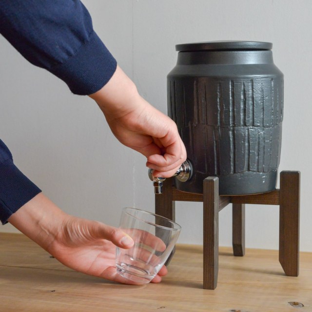 【送料無料】ｉサーバー 焼酎サーバー 黒釉 木製台付≪在庫確認後、1~3営業日で出荷≫ ( 長谷園 プレゼント 芋焼酎 麦焼酎 米焼酎 人気 伊賀焼 )