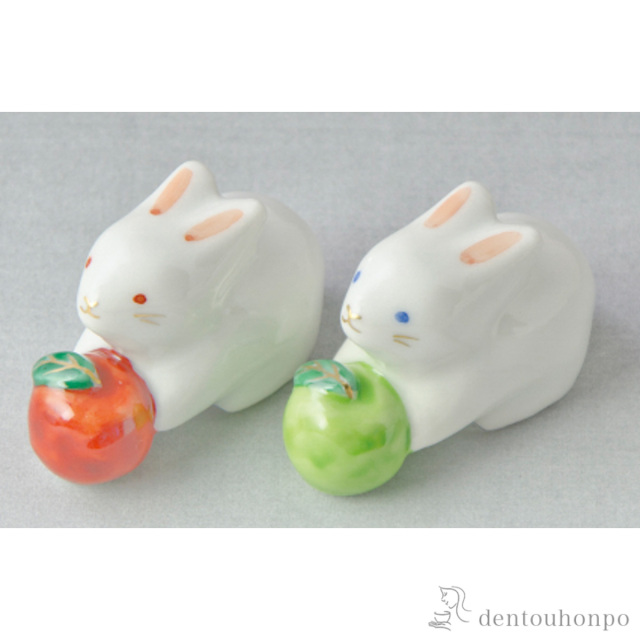 【送料無料】ペア箸置 アップルうさぎ≪約半年で出荷予定≫ ( 名入れ有料 父の日 プレゼント 初任給 ギフトセット 結婚祝い 箸休め はしおき おしゃれ 清水焼 京焼 )