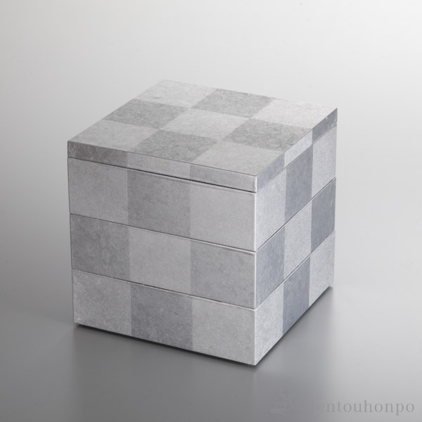 【送料無料】市松　三段重 （銀)≪在庫確認後、1~3営業日で出荷≫ ( 箔一 お正月 新年 おしゃれ ブランド せんす 和柄 うちわ 金沢金箔 )