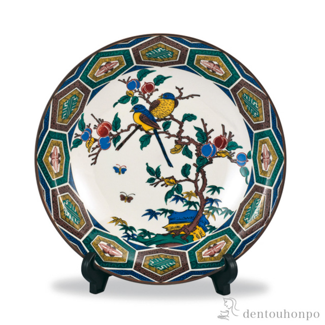 【送料無料】飾皿 古九谷風 10号 皿立付≪在庫確認後、1~3営業日で出荷≫ ( 木箱名入れ有料 木札名入れ有料 置物 飾皿 スタンド 絵皿 贈り物 九谷焼 )