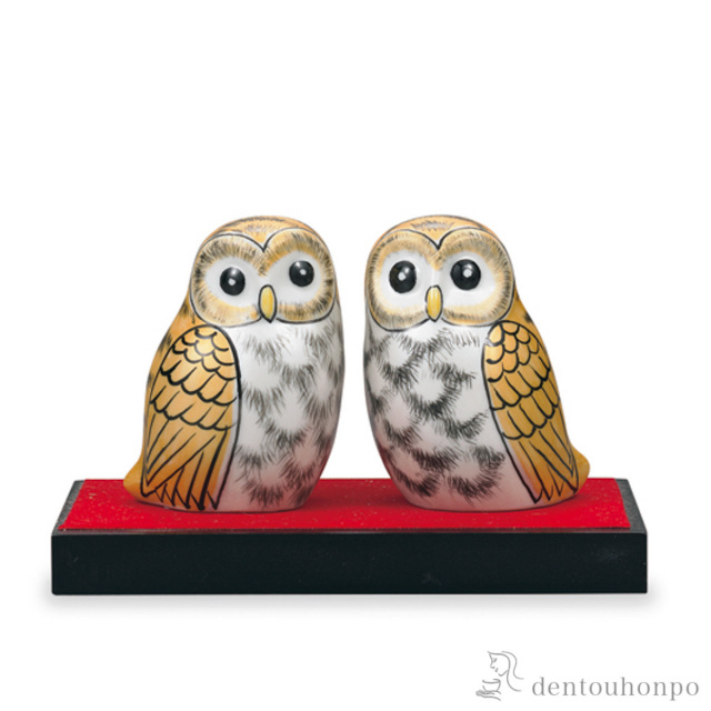 【送料無料】ふくろう 金釉彩 2.5号 ペア 花台・敷物付≪在庫確認後、1~3営業日で出荷≫ ( 木札名入れ有料 フクロウ 置物 玄関 風水 小物 九谷焼 )