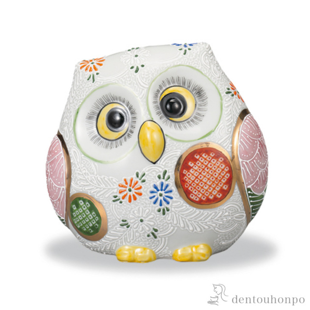 【送料無料】首かしげふくろう 細描鹿の子白盛 4号≪在庫確認後、1~3営業日で出荷≫ ( 木札名入れ有料 フクロウ 置物 玄関 風水 小物 九谷焼 )