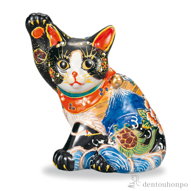 【送料無料】横座招き猫 黒盛鶴亀花と蝶 5.5号≪在庫確認後、1~3営業日で出荷≫ ( 木札名入れ有料 置物 幸運 開運 まねきねこ 風水 九谷焼 )