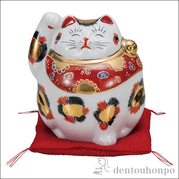 【送料無料】九谷焼 招き猫 金三毛 4号 布団付≪在庫確認後、通常即日で出荷※5／7以降≫ ( 木札名入れ有料 初任給 プレゼント 母の日 置物 幸運 開運 開店祝い 風水 九谷焼 )