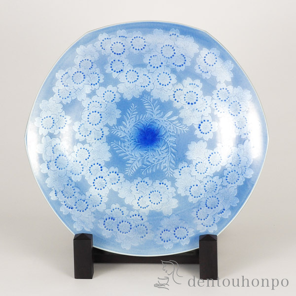 【送料無料】九谷焼 飾皿 淡青釉裏銀彩桜文 12号 限定品≪在庫確認後、通常即日で出荷※5／7以降≫ ( 木箱名入れ有料 木札名入れ有料 置物 飾皿 スタンド 絵皿 贈り物 九谷焼 )