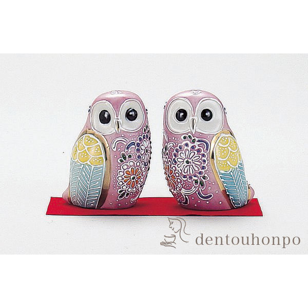 九谷焼 ペア梟 ピンク盛 2.5号 敷物付≪在庫確認後、21営業日程で出荷≫ ( ふくろう 盛 木札名入れ有料 フクロウ 置物 玄関 風水 小物 セット 九谷焼 )