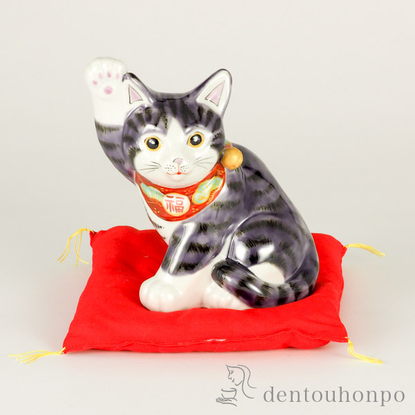 【送料無料】九谷焼 横向き招猫 紫釉 5.5号 布団付≪在庫確認後、21営業日程で出荷≫ ( 木札名入れ有料 置物 幸運 開運 開店祝い 風水 九谷焼 )