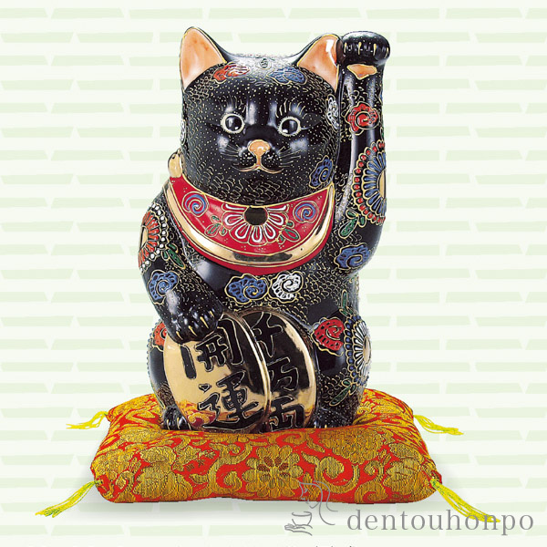 【送料無料】九谷焼 小判招猫 黒盛 7号 布団付≪注文後に商品取り寄せ、後日納期連絡致します≫ ( 木札名入れ有料 初任給 プレゼント 母の日 置物 幸運 開運 開店祝い 風水 九谷焼 )