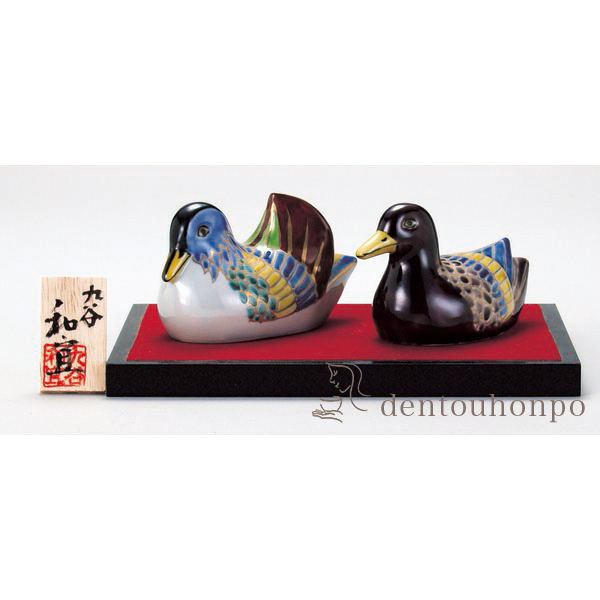【送料無料】九谷焼 おし鳥 青九谷 4号 台・敷物付≪在庫確認後、21営業日程で出荷≫ ( 木札名入れ有料 置物 玄関 受付 幸運 風水 九谷焼 )