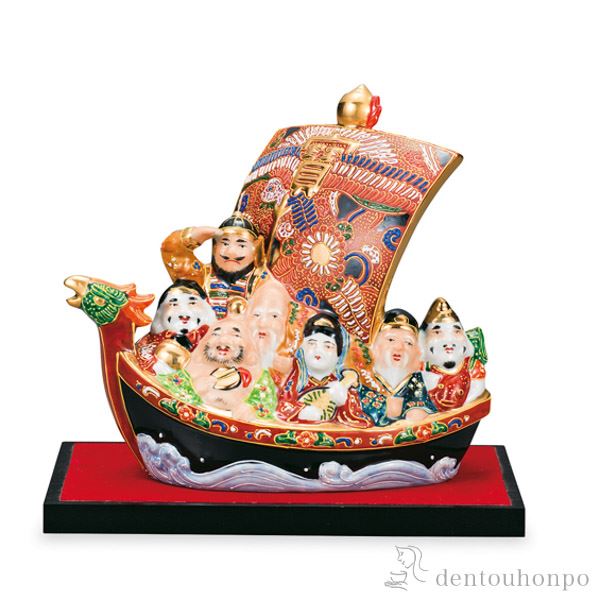 【送料無料】九谷焼 七福神宝船 盛 7.5号 台・敷物付き≪注文後に在庫確認(納期は1~2営業日で連絡)≫ ( 木札名入れ有料 置物 七福神 恵比寿 大黒 幸運 九谷焼 )