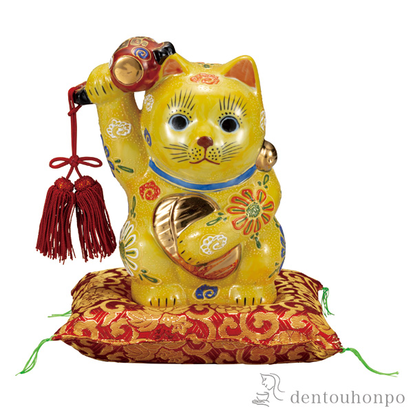 【送料無料】小槌上げ小判招き猫 黄盛 6号 布団付≪注文後に商品取り寄せ、後日納期連絡致します≫ ( 木札名入れ有料 初任給 プレゼント 母の日 置物 幸運 開運 まねきねこ 風水 九谷焼 )